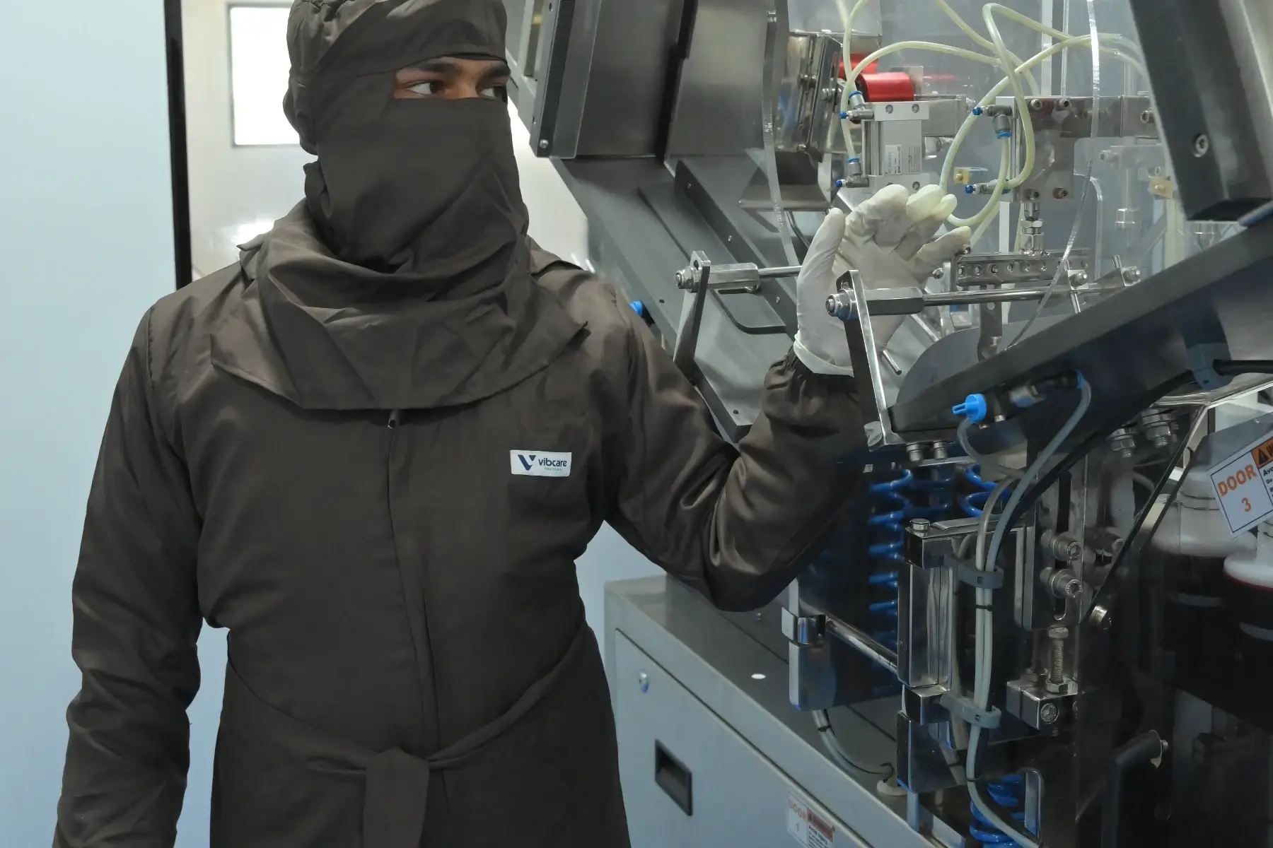 Operator at the tube filling machine